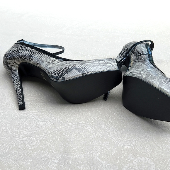 Highst Heel Collection Gorgeous Snake Print Platform Heels size 8.5 NEW!!! - Picture 2 of 5